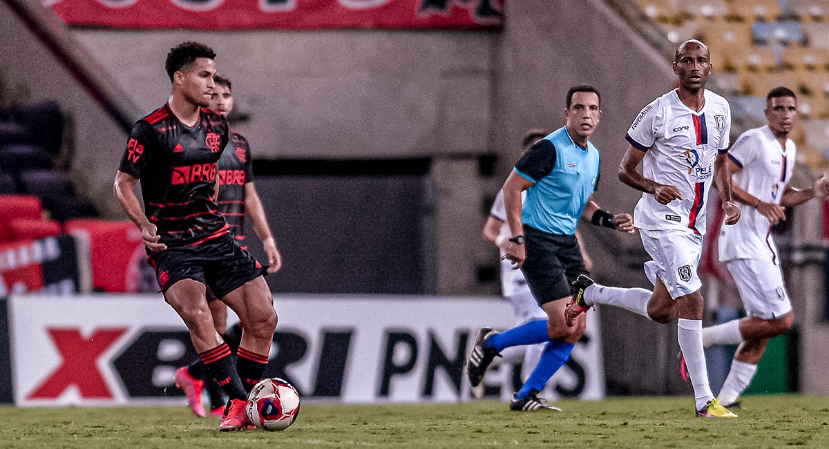 Con dos goles de Rodrigo Muniz, Flamengo domina y golea al Resende en el Maracaná