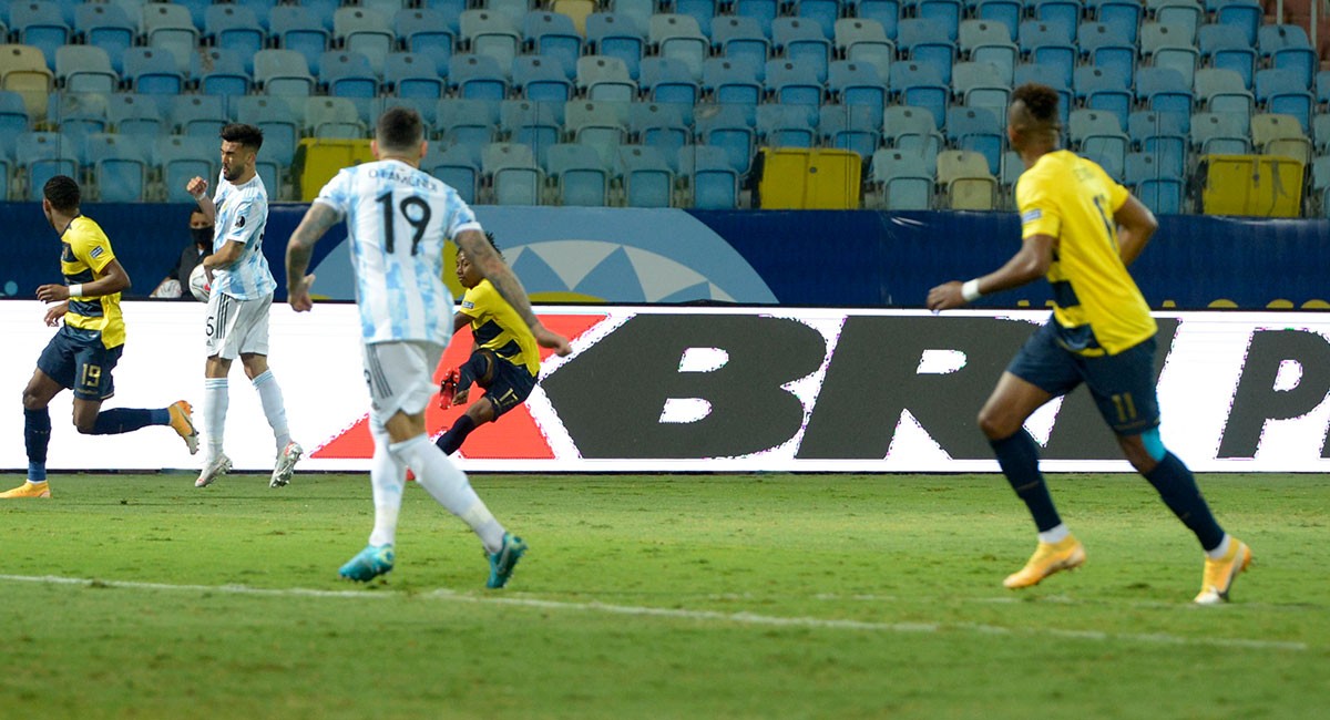 Argentina, a medio gas, se impone a Ecuador para instalarse en semifinales